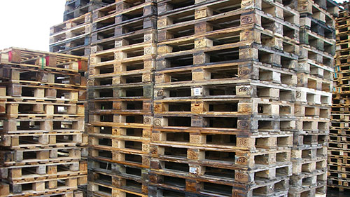 Pile de palettes à trier avant réparation